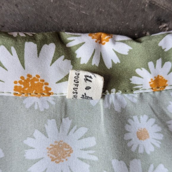 Boutique Green White Floral Daisy Puff Shoulder Short Sleeve Blouse - Picture 7 of 9